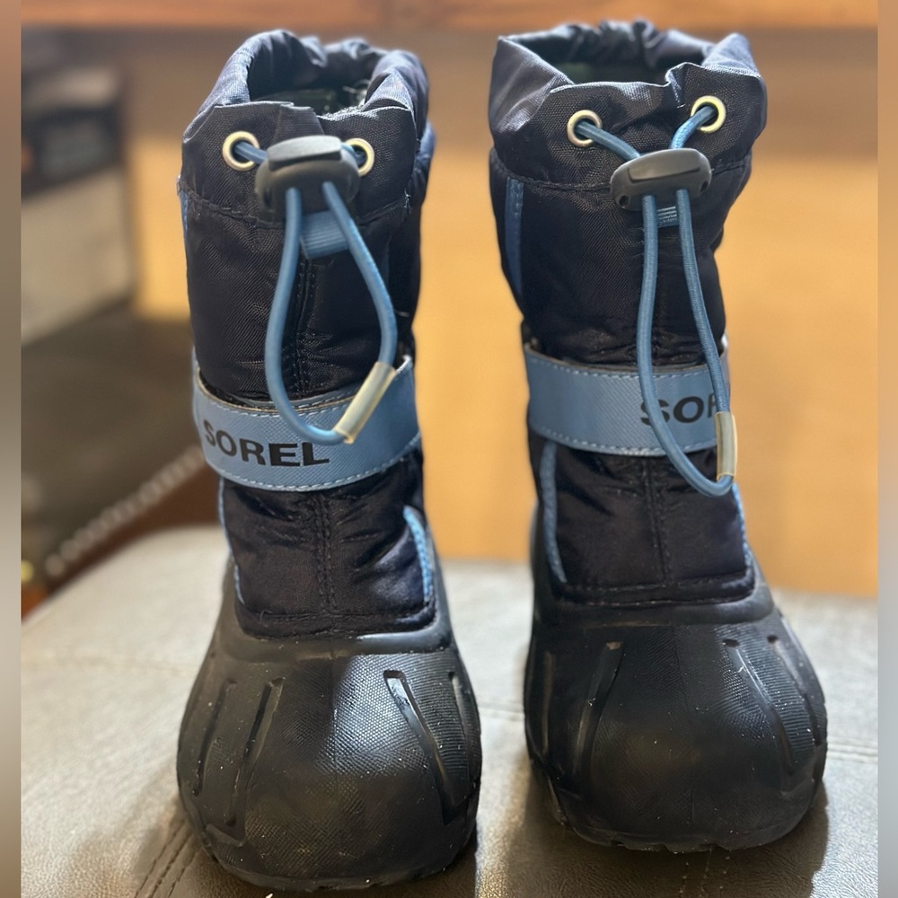 Sorel snow boots in size 10 children